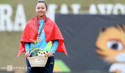 Archer Chau Kieu Oanh wins the first medal for the Vietnam sport delegation at the 29th SEA Games in Malaysia, August 16. (Credit: khampha.vn)