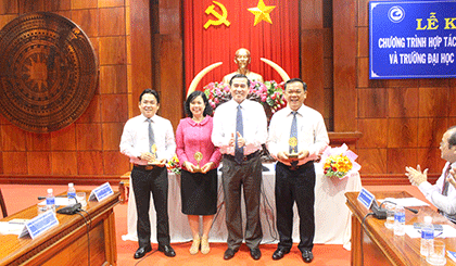 TS. Lê Văn Hưởng trao kỷ niệm chương cho Ban giám hiệu Trường Đại học Kinh tế TP. Hồ Chí Minh 