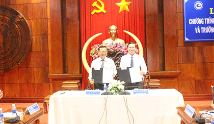 Dr. Le Van Huong and Prof. Dr. Nguyen Dong Phong signed the contract