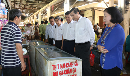 Ông Lê Văn Hưởng, Chủ tịch UBND tỉnh kiểm tra một quầy bán các loại thịt đông lạnh tại chợ TX. Gò Công