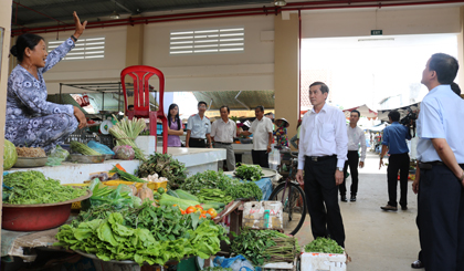 Ông Lê Văn Hưởng, Chủ tịch UBND tỉnh lắng nghe ý kiến phản ánh của bà con tiểu thương của chợ Gò Công Đông.