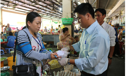 Các nhân viên của một đơn vị chức năng trực thuộc Sở NN&PTNT đang mua mẫu chả lụa chay bán tại chợ TX. Gò Công và tiến hành niêm phong để phục vụ cho công tác kiểm nghiệm về vệ sinh an toàn thực phẩm đối với loại thực phẩm này.