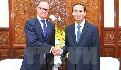 Vietnamese President Tran Dai Quang (R) and Austria’s outgoing Ambassador to Vietnam Thomas Loidl (Photo: VNA)