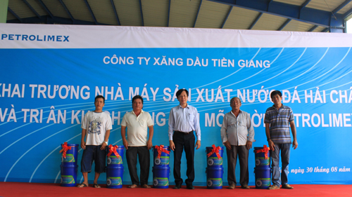 Ông Phan Thanh Tâm, Chủ tịch kiêm Giám đốc Petrolimex Tiền Giang phát biểu tri ân khách hàng