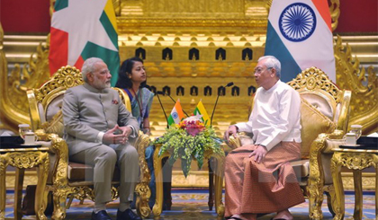 Tổng thống Myanmar Htin Kyaw (phải) và Thủ tướng Ấn Độ Narendra Modi (trái) tại cuộc gặp ở Naypyidaw ngày 5-9. Nguồn: AFP/TTXVN