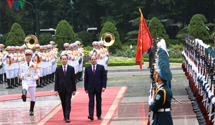 Chủ tịch nước Trần Đại Quang và Tổng thống Ai Cập Abdel Fattah Al Sisi duyệt đội danh dự