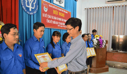 Ông Nguyễn Minh Trí, Chánh Văn phòng Đảng ủy Khối các Cơ quan tỉnh trao giấy khen cho các tập thể hoàn thành xuất sắc nhiệm vụ.