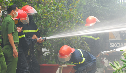 Phòng Cảnh sát phòng cháy chữa cháy và Cứu nạn cứu hộ huy động rất nhiều chiến sĩ đến dập lửa.                                                                                              Ảnh: SĨ NGUYÊN