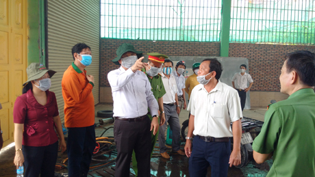 Ông Trần Thanh Đức chỉ đạo dập lửa tại hiện trường.                                                                    