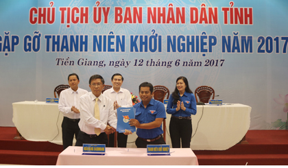 Ông Lê Văn Hưởng (đứng giữa) chứng kiến Lễ Ký kết giải ngân vốn hỗ trợ thanh niên khởi nghiệp tại Chương trình  Chủ tịch UBND tỉnh gặp gỡ thanh niên khởi nghiệp năm 2017.