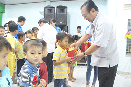 Ông Võ Văn Bình tặng quà trung thu cho trẻ em có hoàn cảnh đặc biệt của xã Tam Hiệp, huyện Châu Thành