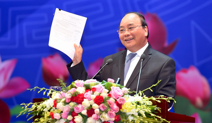 Tại Hội nghị với doanh nghiệp ngày 17/5, Thủ tướng Nguyễn Xuân Phúc công bố Chỉ thị số 20 về việc không thanh tra doanh nghiệp một năm quá một lần. Ảnh: VGP/Quang Hiếu