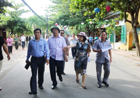 Ông Đinh Văn Thu, Chủ tịch UBND tỉnh Quảng Nam kiểm tra công tác chuẩn bị cho khai trương . Ảnh: Báo Sài Gòn giải phóng