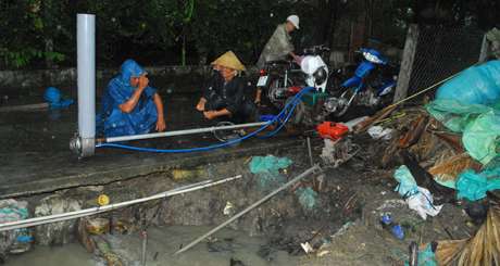 Người trồng hoa mang thêm máy đến ruộng hoa để ứng phó khi mưa to.