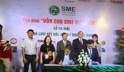 At the launching ceremony of SME Vietnam Network held on Saturday, the network signed an agreement with United Overseas Bank Limited. 