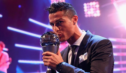 Ronaldo trên bục vinh danh. (Nguồn: Getty Images)