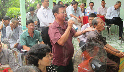 Voter in My Luong commune, Cai Lay district speaks at the meeting. Photo: DO PHI