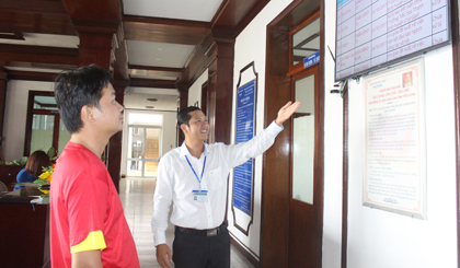 Phần mềm theo dõi được đưa lên bảng điện tử công khai tại cơ quan Văn phòng UBND tỉnh. 	Ảnh: MINH THÀNH