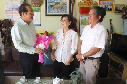 Former director of the Department of Education and Training Dong Thi Bach Tuyet has still actively contributed her efforts to the study promotion of the province. Photo: D.PHI