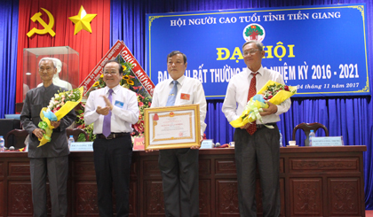 Đồng chí Trần Thanh Đức, trao Huân chương Lao động hạng II của Chủ tịch nước cho Hội NCT tỉnh