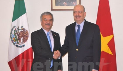 Vietnamese Ambassador to Mexico Nguyen Hoai Duong (L) and Mexican Deputy Foreign Minister Carlos de Icaza