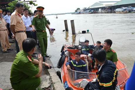 Lãnh đạo các sở ngành có mặt tại hiện trường chỉ đạo công tác tìm kiếm nạn nhân và trục vớt phương tiện