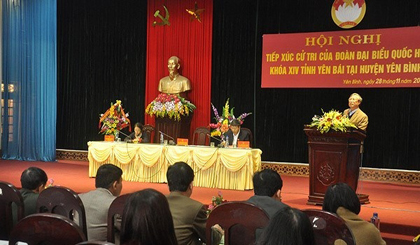 Head of the Party Central Committee's Inspection Commission, Tran Quoc Vuong, speaks at the meeting with the Yen Binh and Tran Yen voters.