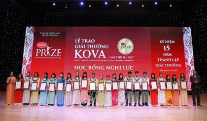 Students receive KOVA Scholarships at the award ceremony (Photo: VNA)