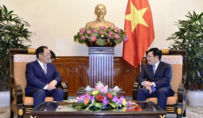 Deputy Prime Minister and Foreign Minister Pham Binh Minh (R) receives Chairman of Taekwang group Park Yeon-cha (PhotoL dangcongsan.vn)