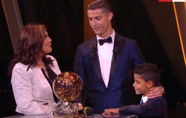 Ronaldo hạnh phúc bên mẹ và con trai