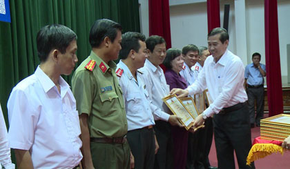 The Chairman of the Tien Giang provincial People's Committee awards certificates of merit to the collectives and individuals who have recorded achievements in the implementation of citizen reception law. Picture: Le Long