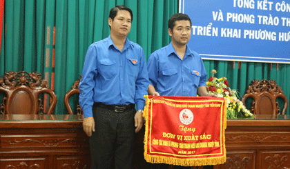 Anh Võ Minh Hữu, Bí thư Đoàn khối doanh nghiệp trao cờ Thi đua xuất sắc cho Đoàn cơ sở Công ty TNHH MTV XSKT Tiền Giang