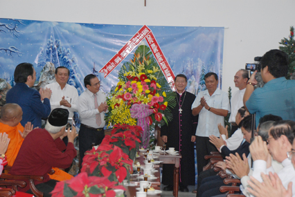 Phó Bí thư Tỉnh ủy Tiền Giang Võ Văn Bình trao hoa chúc mừng Giáng sinh đến Giám mục giáo phận Mỹ Tho Nguyễn Văn Khảm