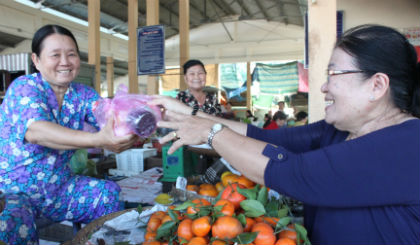 Bà Nguyễn Thị Cúc trao quà cho nữ tiểu thương