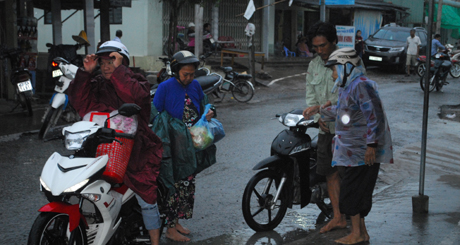 Người dân xã Tân Thành (huyện Gò Công Đông) di tản khỏi vùng nguy hiểm lúc tờ mờ sáng ngày 25-12.