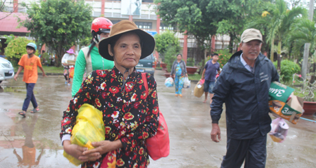 Người dân về lại nhà.