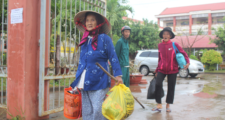 Người dân xách đồ để nhà.