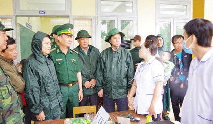 Đồng chí Nguyễn Văn Danh cùng các ngành chức năng thăm cơ sở y tế của địa phương.                                                                                                                                                                        Ảnh: NGUYỄN SỰ