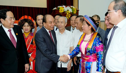 PM Nguyen Xuan Phuc and delegates at the VFF meeting