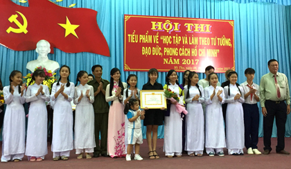 Phó Bí thư Thường trực Thành ủy Mỹ Tho Nguyễn Trọng Hữu trao Giải Nhất cho đơn vị Trường THCS  Bình Đức.	 							 	      Ảnh: THANH TÙNG