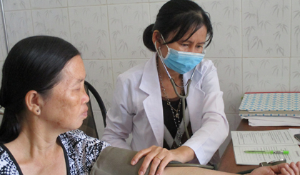 Khám, chữa bệnh cho người dân tại Trạm Y tế xã Tân Phong.