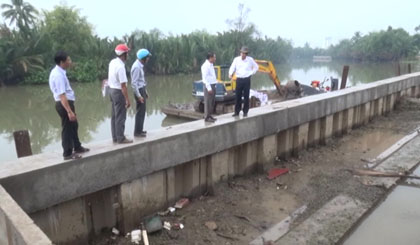 Chairman of the PPC Le Van Huong surveyed the construction progress of embankments along Bao Dinh river. Photo: thtg.vn