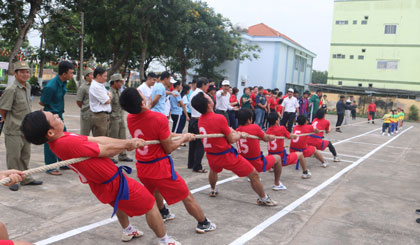 Các VĐV trnh tài ở nội dung kéo co.