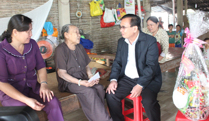 Phó Bí thư Thường trực Tỉnh ủy thăm, chúc tết mẹ Việt Nam Anh hùng Nguyễn Thị Mười, xã Thạnh Lộc, huyện Cai Lậy