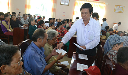 presents Tet gifts to poor households in Trung Hoa commune. Photo: T.HOAI