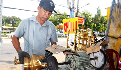 Đánh bóng lư đồng, nghề “hái ra tiền” dịp tết.