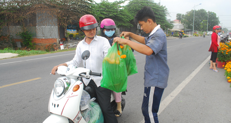 Người dân mua hoa chiều 30 tết.