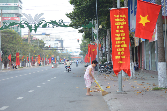 Những cánh cửa sắt vẫn còn khép kín sáng ngày mùng 2 trên đường Nam Kỳ Khởi Nghĩa.