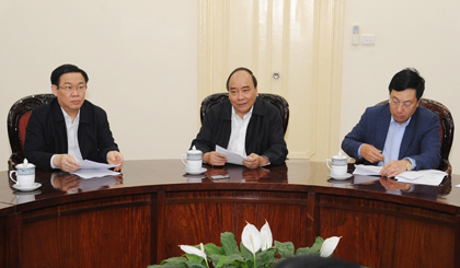 PM Nguyen Xuan Phuc along with Deputy PMs Vuong Dinh Hue and Pham Binh Minh at the meeting (credit: Tran Hai)