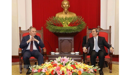 Politburo member Nguyen Van Binh (right) receives Leonid Ivanovich Kalashnikov, member of the Presidium – Secretary of the Central Committee of the Communist Party of the Russian Federation. (Photo: VNA)